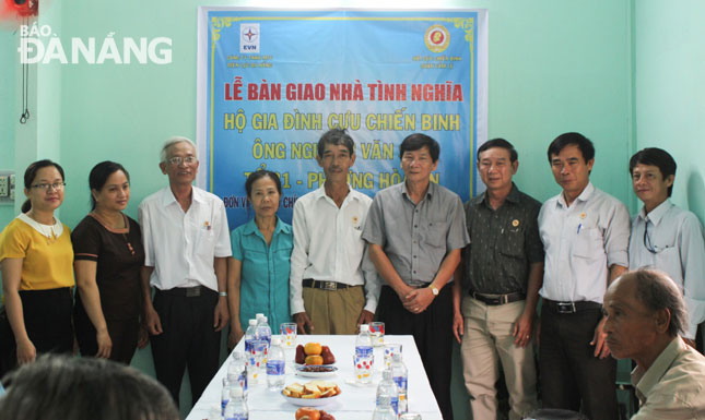 Representatives from the War Veterans’ Association chapter of Cam Le District and the Da Nang Power Company handing over a charity house to a poor ex-war veteran in Hoa An Ward