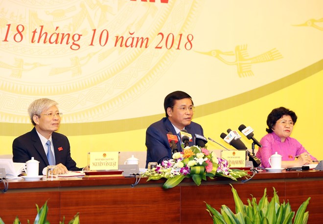 NA Secretary-General and Chairman of the NA’s Office Nguyen Hanh Phuc (centre) addresses the press conference in Hanoi on October 18 (Photo: VNA)