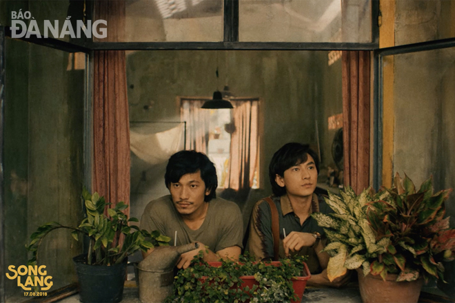 Hai nhân vật nam chính Dũng Thiên Lôi (Liên Bỉnh Phát) và Linh Phụng (Isaac) trong phim Song Lang. Ảnh: Đ.P.C.C