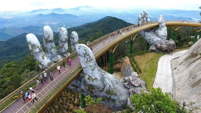 The Golden Bridge in Da Nang is constantly receiving attention from tourists around the world.