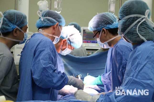 Nhóm bác sĩ tại Bệnh viện Đà Nẵng tham gia ca phẫu thuật cắt u gan do GS Masatoshi Makuuchi thực hiện ngày 7-11.  					                     Ảnh: PHAN CHUNG