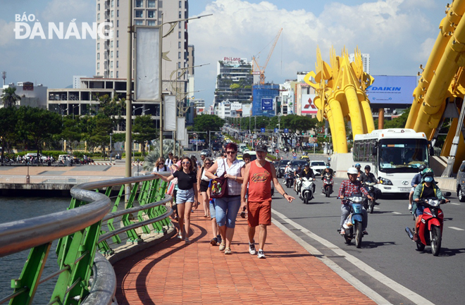 Du khách có một ngày để tham quan các khu, điểm, thắng cảnh của Đà Nẵng.