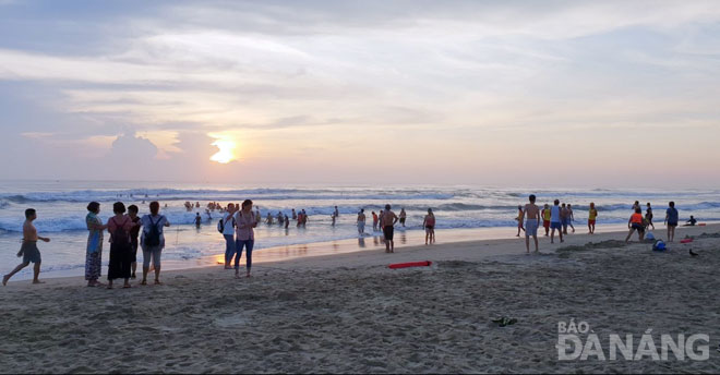 Bãi biển Mỹ Khê thu hút khách du lịch và người dân thành phố.                       Ảnh: Tripadvisor