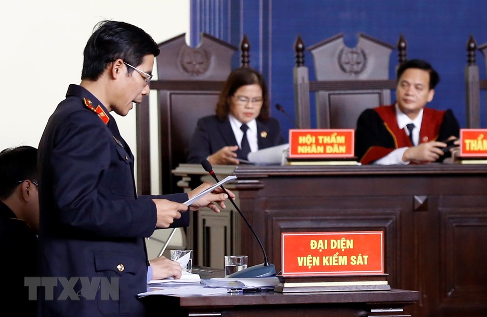 Đại diện Viện kiểm sát nhân dân tỉnh Phú Thọ đọc cáo trạng vụ án. (Ảnh: Trung Kiên/TTXVN)