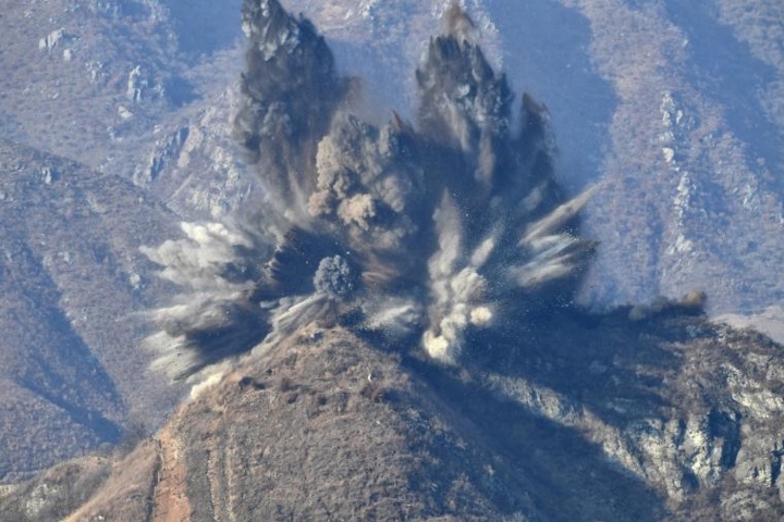 Một chốt gác của Triều Tiên ở khu phi quân sự Triều Tiên-Hàn Quốc bị cho nổ tung vào hôm 20/11. Đây là một phần trong nỗ lực giải giáp dọc biên giới 2 nước.
