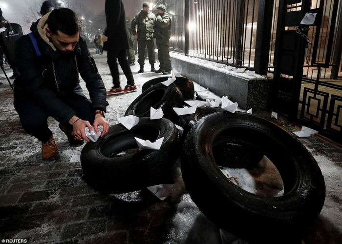 Ngay sau vụ việc, nhiều người biểu tình đã tập trung trước đại sứ quán Nga ở Kiev để phản đối. Ảnh: Reuters.
