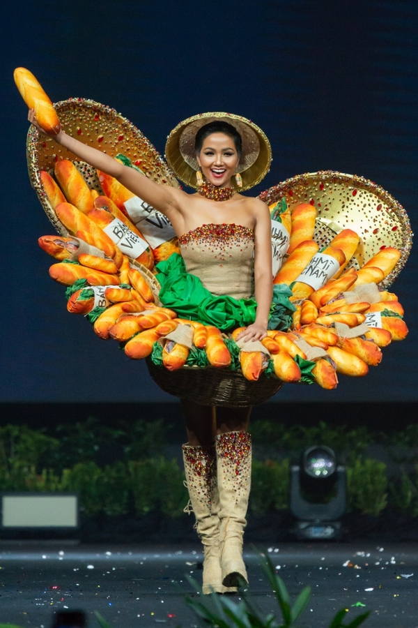 Trước khi đến với Miss Universe 2018, bộ váy Bánh Mỳ của H'Hen Niê chuẩn bị cho phần thi trang phục dân tộc gây chú ý và tạo phản ứng trái chiều từ khán giả trong và ngoài nước. Ở đêm thi 10/12 tại Pattaya, cô tự tin catwalk dù gặp sự cố khi một phần của bộ váy - hai rổ đựng bánh mỳ bị ngửa ra ngoài, thay vì úp vào trong. Bộ váy được Missosology bình chọn là một trong 10 trang phục truyền thống đẹp nhất. 