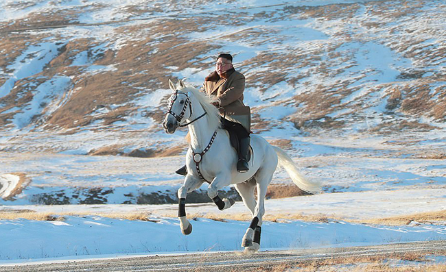 Chủ tịch Kim Jong-un cưỡi ngựa trên tuyết. Ảnh: Reuters