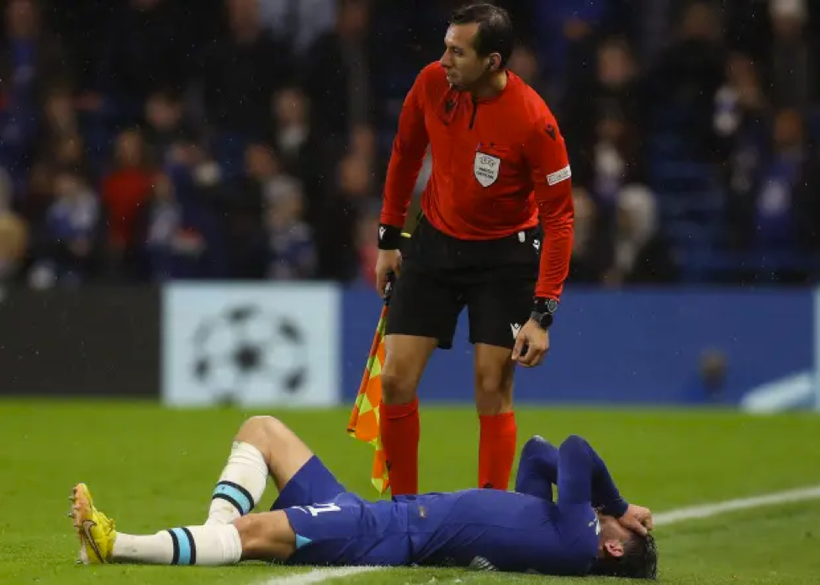 Chilwell lấy tay che mặt sau khi bị thương bởi anh dự cảm khó kịp bình phục dự World Cup 2022.  Ảnh: Reuters