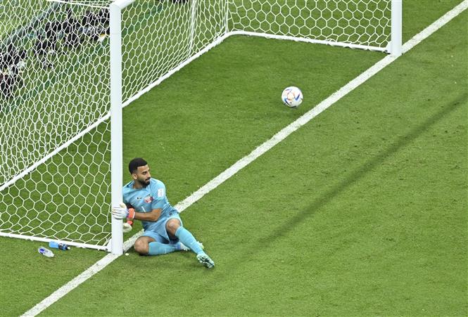 Bóng đi thẳng vào lưới Qatar sau pha ghi bàn của tiền đạo Ecuador Enner Valencia trong trận đấu bảng A World Cup 2022 trên Sân vận động Al-Bayt ở Al Khor, Qatar, ngày 20/11/2022. Ảnh: THX/ TTXVN