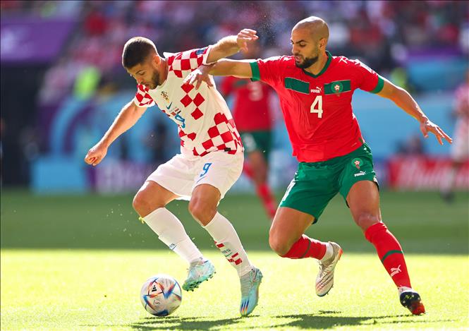 Andrej Kramaric (trái) đội Croatia tranh bóng quyết liệt với Sofyan Amrabat (phải) đội tuyển Maroc. Ảnh: THX/TTXVN