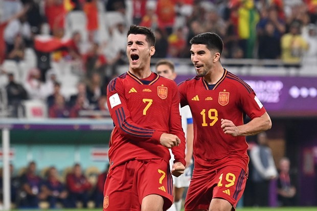 Các cầu thủ Tây Ban Nha thi đấu thăng hòa. (Nguồn: AFP)