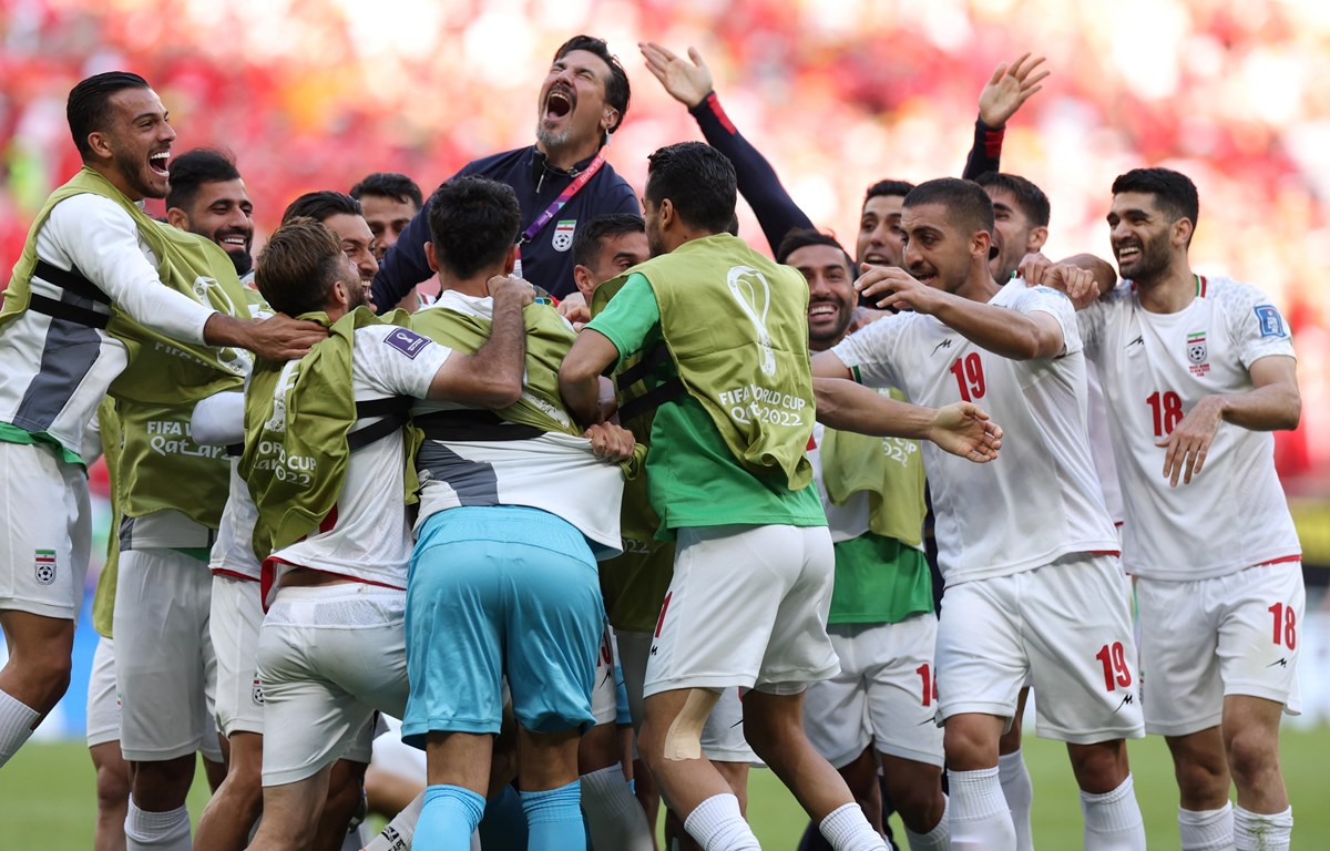 Iran vỡ hòa với chiến thắng trước Xứ Wales. (Ảnh: AFP/TTXVN)