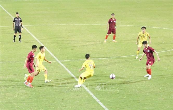 Đội Hà Nội (áo vàng) đã thể hiện sức mạnh của nhà đương kim vô địch với chiến thắng 2-1 trước đội Thành phố Hồ Chí Minh (áo đỏ). Ảnh: TTXVN phát