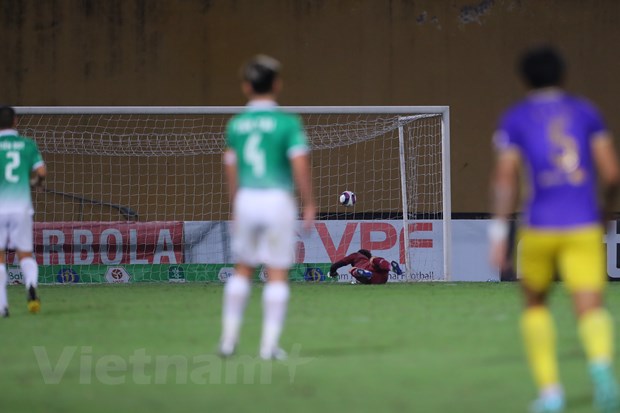 Cú sút từ cự ly 70m đánh bại thủ môn Văn Lâm ở trận chung kết Cúp Quốc gia 2022. (Ảnh: PV/Vietnam+)