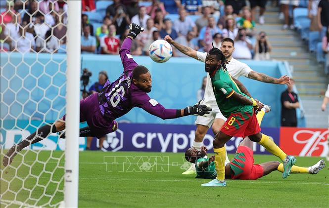 Thủ môn đội Cameroon Devis Epassy nỗ lực cản phá bóng. Ảnh: THX/TTXVN