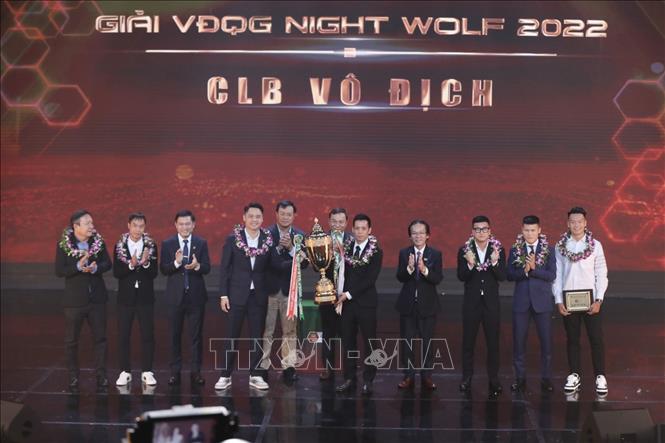 Ban tổ chức trao Cúp vô địch Giải bóng đá vô địch quốc gia Night Wolf V. League 2022 cho CLB Hà Nội. Ảnh: Minh Quyết/TTXVN