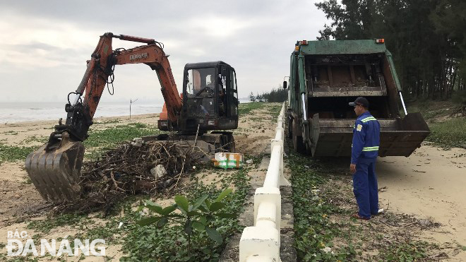Phương tiện cơ giới cũng được huy động để trung chuyển và vận chuyển rác lên bãi rác Khánh Sơn.