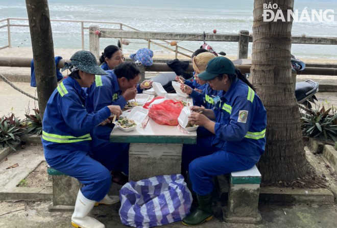 Có nhiều ngày, các công nhân được bố trí ăn trưa ngay trên bờ biển để tiếp tục thu gom rác, vệ sinh bãi biển vào buổi chiều.