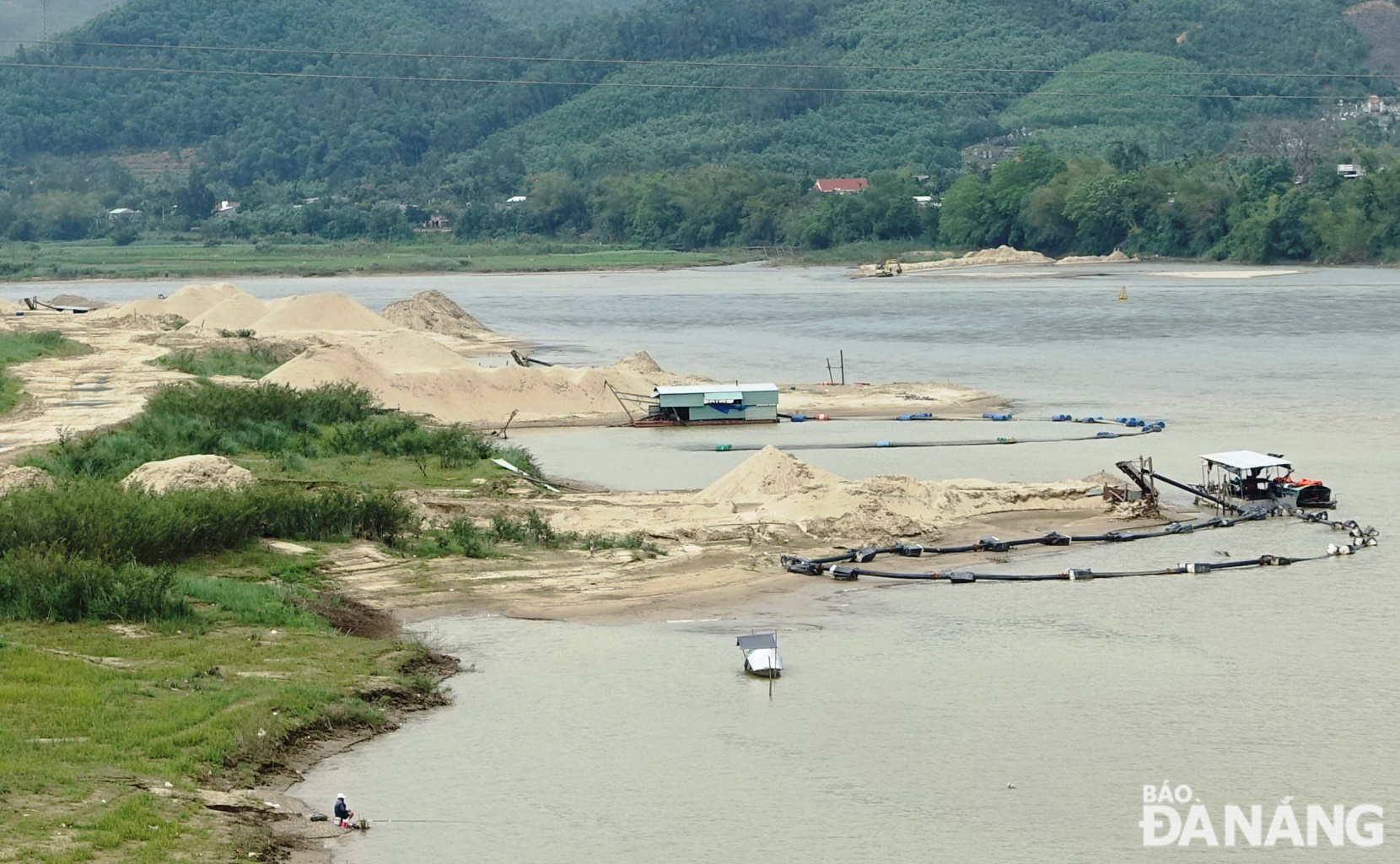 Mỏ cát Ngọc Kinh Đông trên sông Vu Gia đã ngừng hoạt động khai thác.