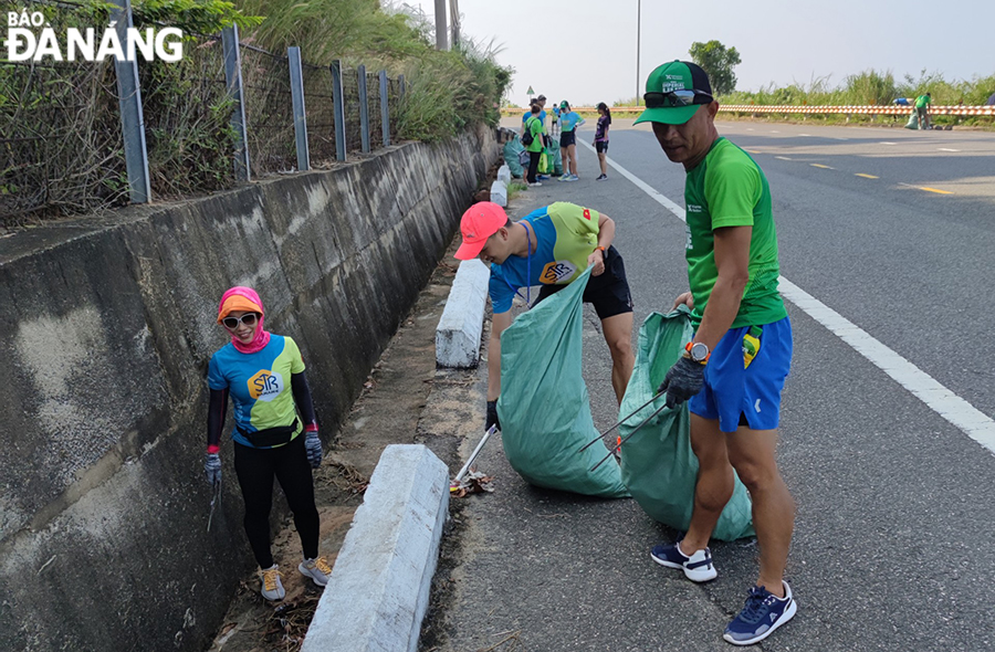 Hàng trăm tình nguyện viên tham gia làm sạch Sơn Trà