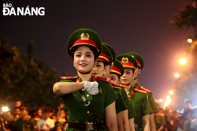 Đoàn nghi lễ Công an nhân dân diễu hành trên đường phố Đà Nẵng