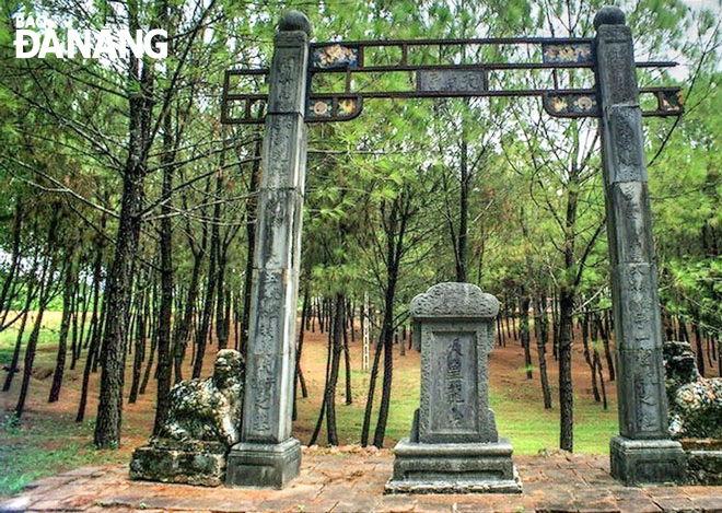 Lăng mộ Kiên Thái Vương Nguyễn Phúc Hồng Cai trên một ngọn đồi kế bên lăng mộ vua Đồng Khánh ở phía nam kinh thành Huế.  Ảnh: ST