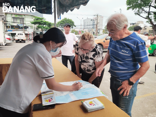 Từ đầu năm đến nay, khách quốc tế đến Đà Nẵng tăng mạnh. Trong ảnh: Khách tàu biển đang nhận hướng dẫn thông tin tại khu vực trước nhà hát Trưng Vương. Ảnh: T.H
