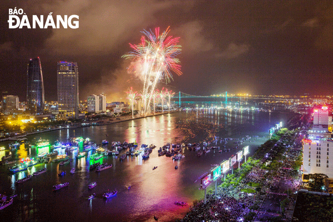 Nhiều người dân và du khách bắt đầu trông đợi đến ngày diễn ra lễ hội pháo hoa quốc tế Đà Nẵng 2023.  Trong ảnh: Một màn trình diễn pháo hoa quốc tế trong năm 2019. Ảnh: LÊ HUY TUẤN
