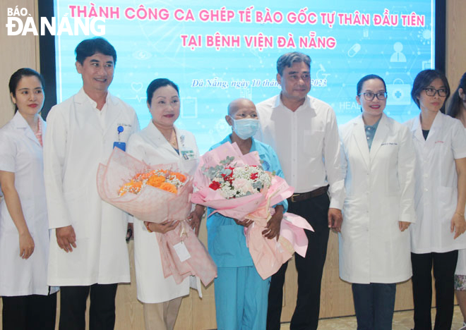Lãnh đạo Sở Y tế tặng hoa cho ê-kíp bác sĩ Bệnh viện Đà Nẵng và bệnh nhân sau khi thực hiện thành công ca ghép tế bào gốc tự thân. Ảnh: K.T