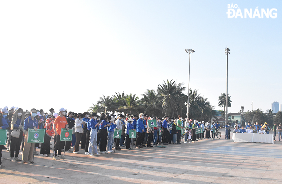Ngay từ sáng sớm, hàng trăm tình nguyện viên là các bạn sinh viên, doanh nghiệp, hội nhóm, câu lạc bộ trên địa bàn thành phố đã có mặt ở Công viên biển Đông để tham dự lẽ phát động. Ảnh: THU HÀ