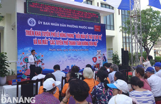 UBND phường Phước Ninh (quận Hải Châu) tổ chức ra mắt các tuyến phố thanh toán không tiền mặt và triển khai xây dựng đường Lê Hồng Phong kiểu mẫu về trật tự đô thị. Ảnh: HOÀNG HIỆP