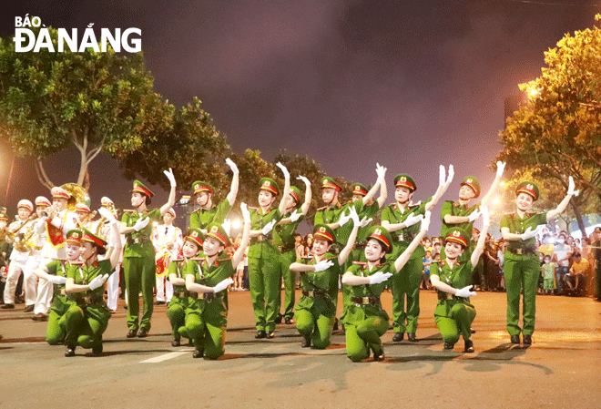 Đoàn nghi lễ Công an nhân dân (thuộc Bộ Tư lệnh Cảnh sát cơ động) diễu hành, trình diễn kèn nhạc trên đường phố Đà Nẵng, tạo không khí sôi động, thu hút hàng nghìn người dân, du khách đến theo dõi. Ảnh: X.D
