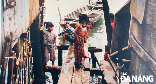 Những đứa trẻ ở khu nhà chồ những năm 90 qua ống kính của nghệ sĩ nhiếp ảnh Ông Văn Sinh.