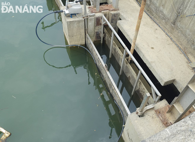 Công ty CP Cấp nước Đà Nẵng đã đóng kín 6 cửa phai, dừng thu nước trên bề mặt sông Cẩm Lệ vì độ mặn quá lớn. Ảnh: HOÀNG HIỆP