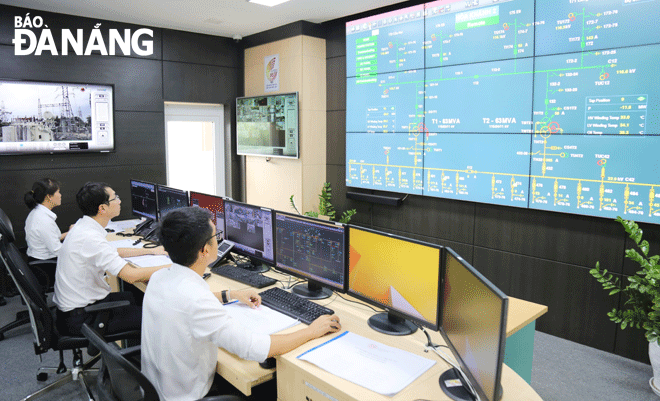 Công ty TNHH MTV Điện lực Đà Nẵng chủ động theo dõi sản lượng điện tiêu thụ và thực hiện công tác điều độ hệ thống điện để bảo đảm cấp điện an toàn, liên tục cho thành phố. Ảnh: H.H