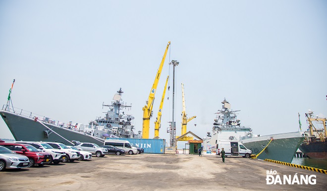 Hai tàu khu trục của Hải quân Ấn Độ cập cảng Tiên Sa có tên INS SATPURA (F48) và INS Delhi (D61).