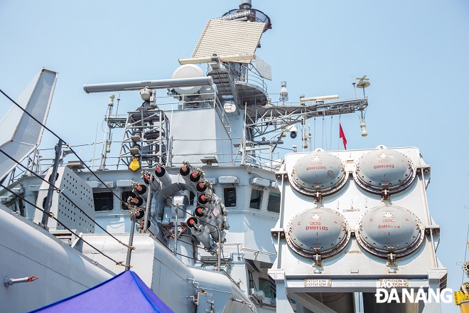 Hệ thống tên lửa siêu thanh Brahmos được trang bị trên tàu.