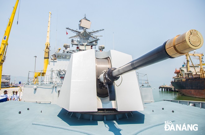 Hệ thống pháo hạm hiện đại được trang bị phía trước mũi tàu.