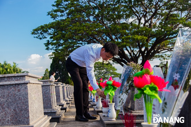 Đông đảo người dân đến dâng hương tại Nghĩa trang liệt sĩ thành phố nhân dịp kỷ niệm.
