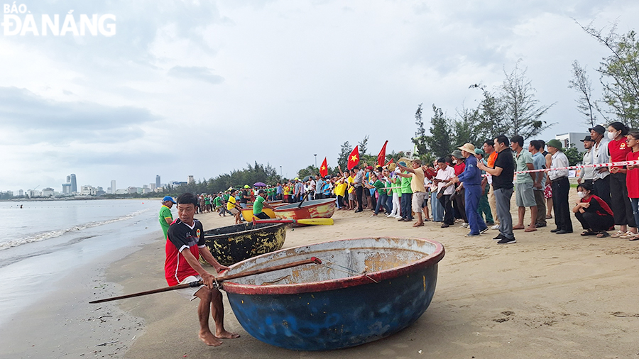  Với kinh nghiệm nhiều năm đi biển, các ngư dân của 3 quận Sơn Trà, Thanh Khê, Liên Chiểu rất nhiệt tình tham gia thi lắc thúng.