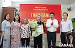 Phó Bí thư Thường trực Thành ủy Lương Nguyễn Minh Triết trao Huy hiệu 75 tuổi Đảng cho 3 đảng viên