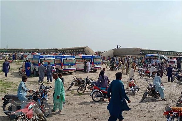 Vụ tàu tốc hành trật bánh ở Pakistan: Số thương vong tiếp tục tăng cao