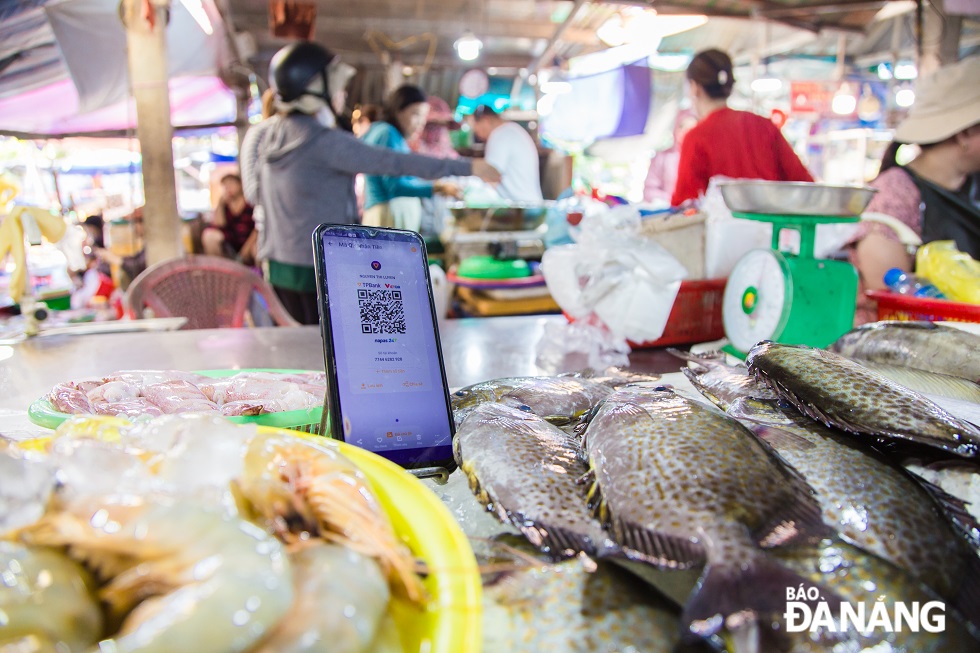 Các quầy bán đồ tươi sống tại chợ Quán Hộ (quận Thanh Khê) cũng đã sẵn sàng cho việc thanh toán tiền qua phương thức quét mã QRCode.