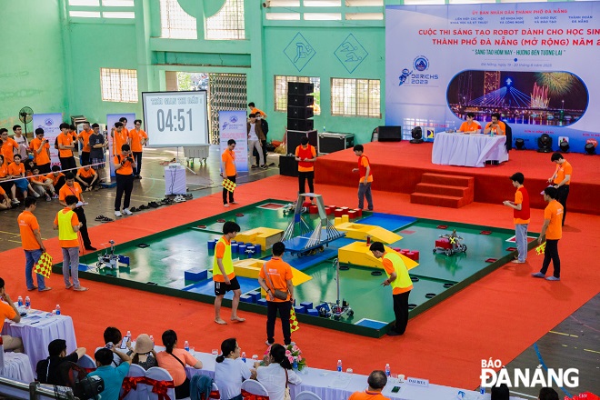  Cuộc thi Sáng tạo Robot dành cho học sinh THPT Đà Nẵng mở rộng được khởi phát một cách tự nhiên từ nhu cầu và niềm đam mê sáng tạo của các em học sinh THPT vào năm 2013, được Liên hiệp các Hội Khoa học và Kỹ thuật, Quỹ khuyến khích sáng tạo khoa học và công nghệ Hồ Nghinh bảo trợ tổ chức.
