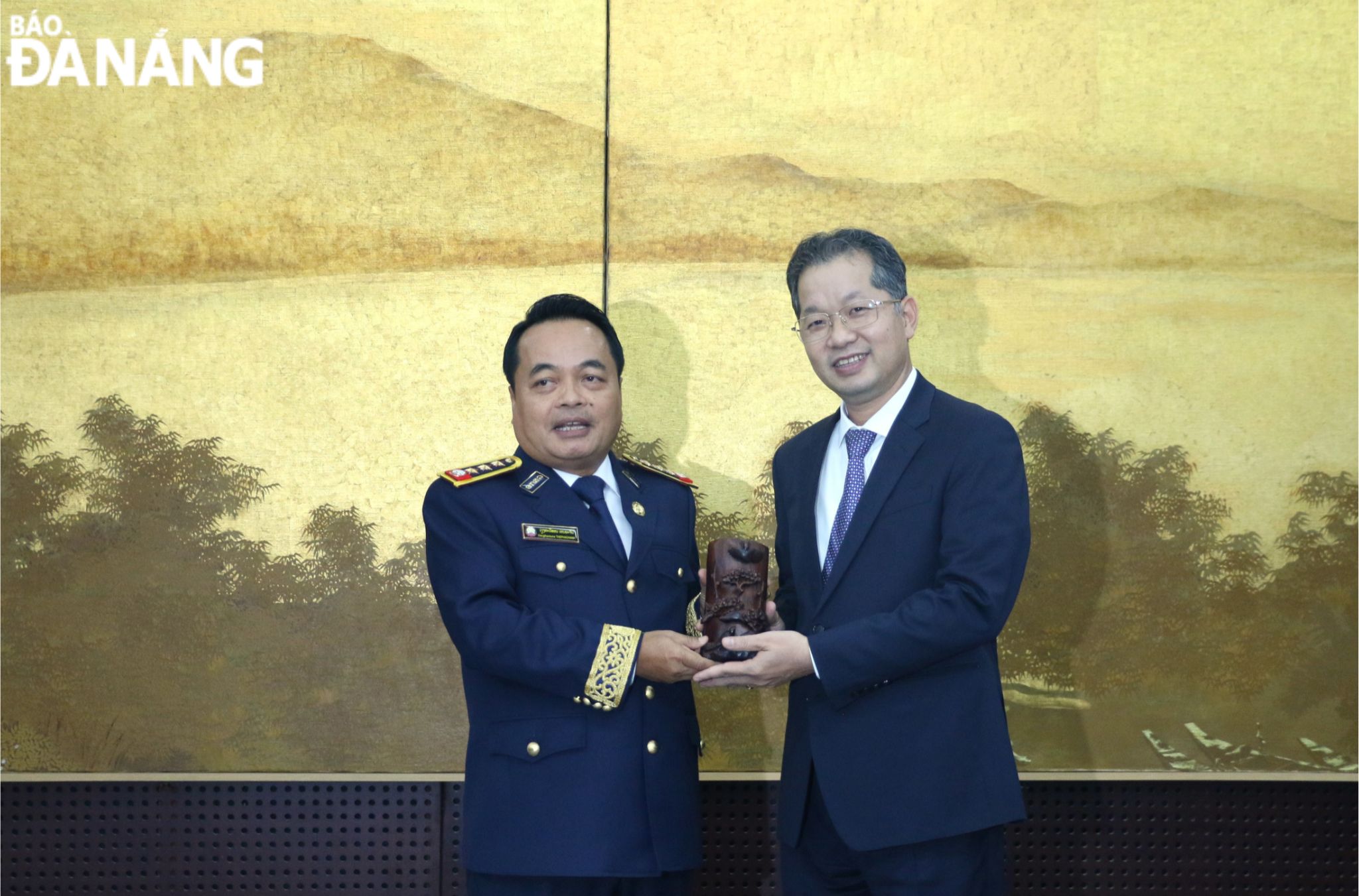 Chủ tịch Kiểm toán Nhà nước Lào Viengthavisone Thephachanh (bên trái) tặng quà lưu niệm cho Bí thư Thành ủy Nguyễn Văn Quảng. Ảnh: T.PHƯƠNG