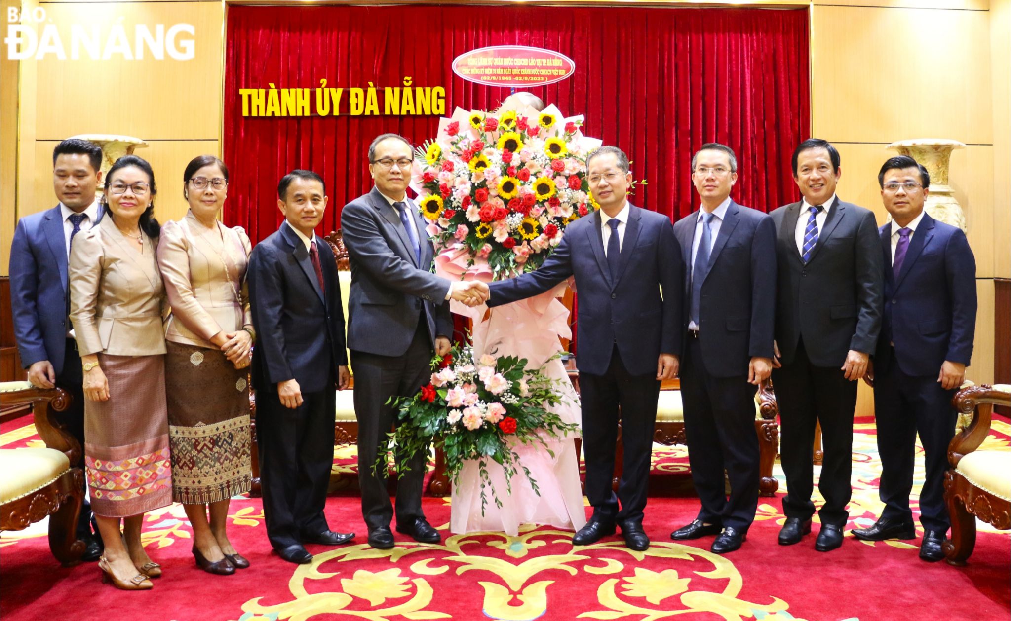Tổng Lãnh sự Souphanh Hadaoheuang tặng hoa chúc mừng Đảng bộ, chính quyền và nhân dân thành phố nhân kỷ niệm 78 năm Quốc khánh Nước Cộng hòa Xã hội chủ nghĩa Việt Nam. Ảnh: T.PHƯƠNG 