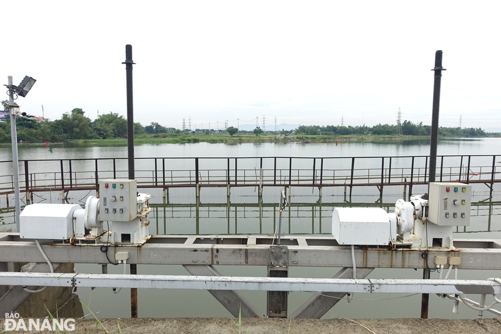 Độ mặn nước sông Cẩm Lệ tại cửa thu nước thô vào Nhà máy nước Cầu Đỏ duy trì hơn 1.000mg/l từ ngày 29-8 đến nay, cao nhất là 8.192mg/l, cao gấp 27 lần so với quy chuẩn. Ảnh: HOÀNG HIỆP