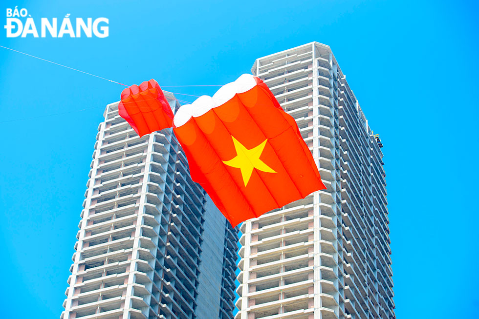 Cánh diều mang màu cờ Tổ quốc tung bay trên bãi biển Phạm Văn Đồng.	