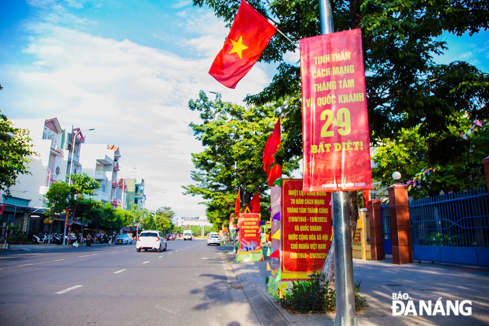 Phía trường trụ sở phường Nại Hiên Đông (quận Sơn Trà) được trang trí rực sắc cờ hoa.